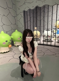 甜美的外表 皮膚很白嫩滑 摸起來很舒服